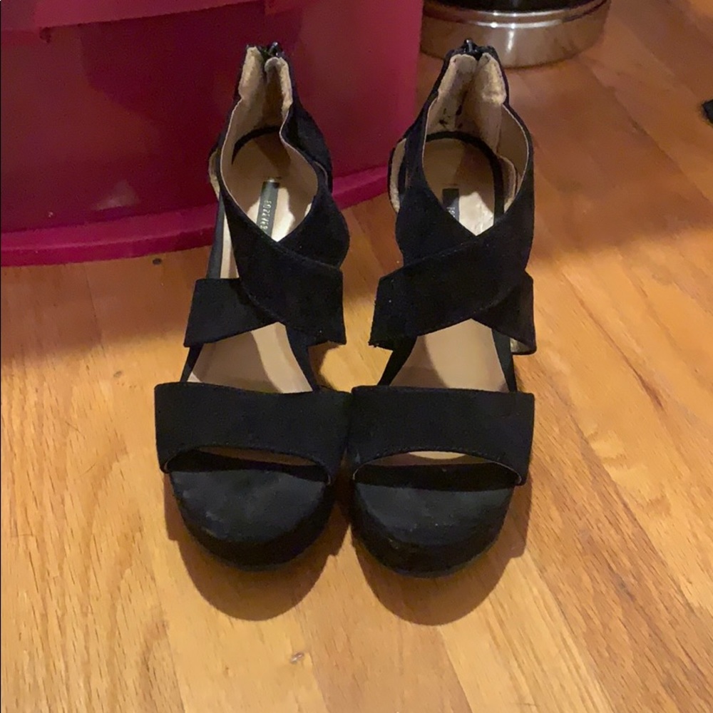Black wedges